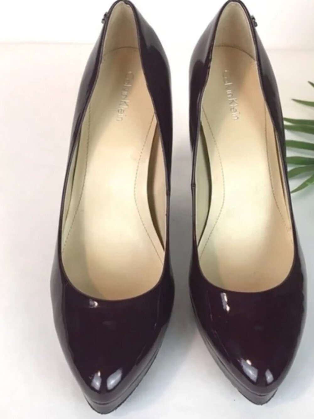 New CALVIN KLEIN Emmy Aubergine Patent Leather Almond Toe Column Heel Pump Sz 8M